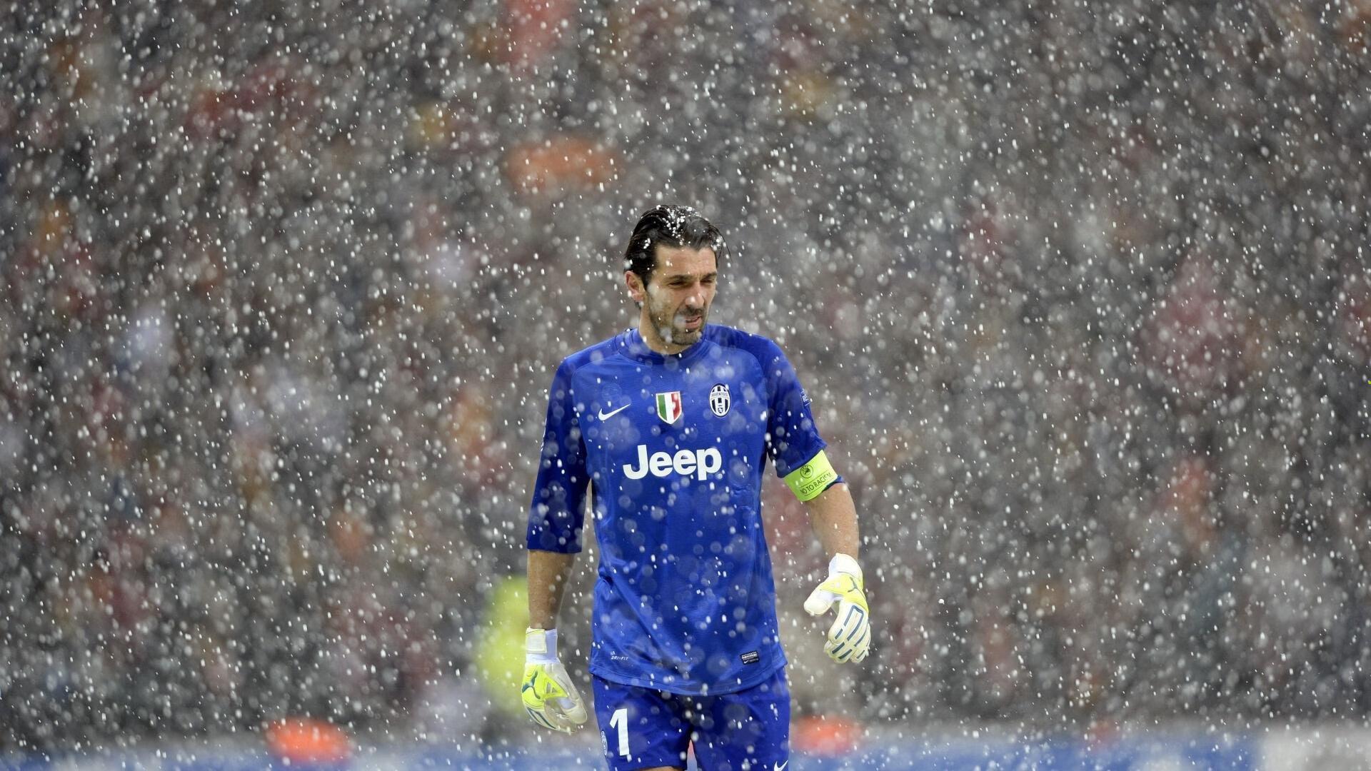 中超联赛激战正酣，争冠保级悬念迭起